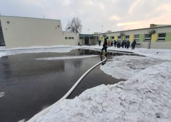 Bezpieczne lodowisko przy szkole