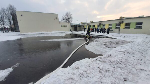 Bezpieczne lodowisko przy szkole