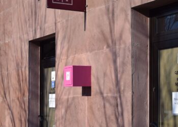 Różowa skrzyneczka zawisła na ścianie ratusza