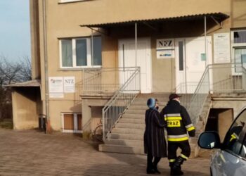 Strażacy pomagają dotrzeć do punktów szczepień