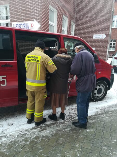 Strażacy pomagają dotrzeć do punktów szczepień