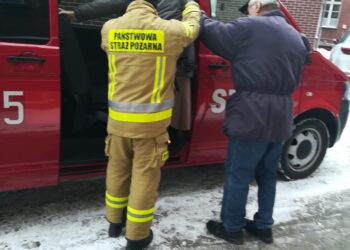 Strażacy pomagają dotrzeć do punktów szczepień