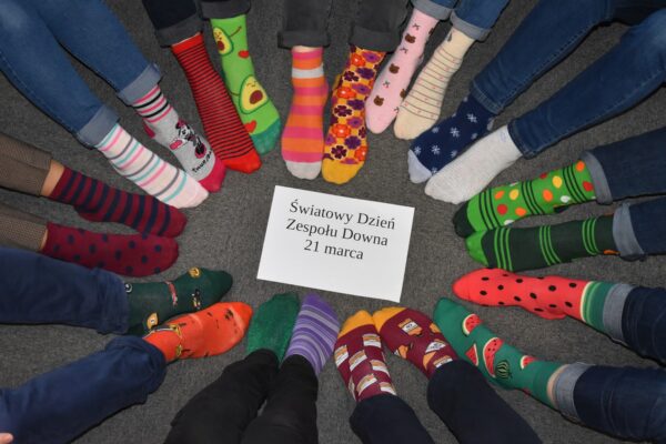 Kolorowe skarpetki wyrazem solidarności