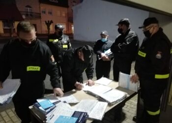 Strażacy rozprowadzają ulotki