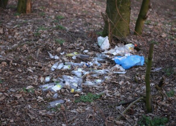 Sterta śmieci w pobliżu miejsca pamięci