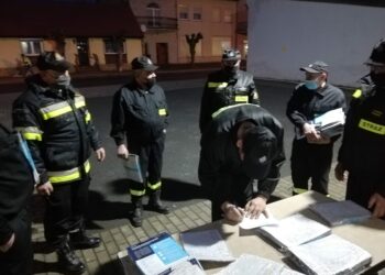 Strażacy rozprowadzają ulotki
