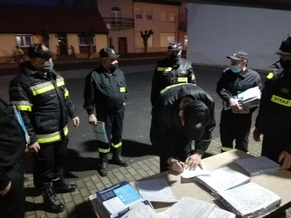 Strażacy rozprowadzają ulotki