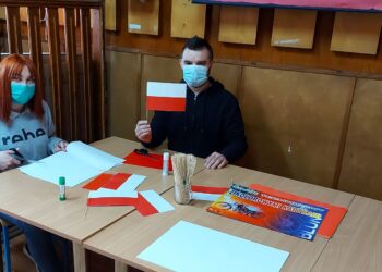 Biało-czerwone flagi dla seniorów