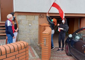Biało-czerwone flagi dla seniorów