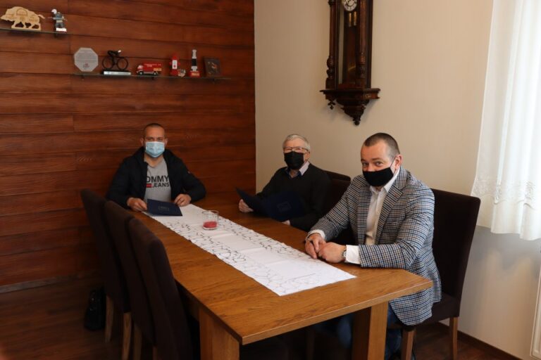 Umowy na renowację stawu podpisane