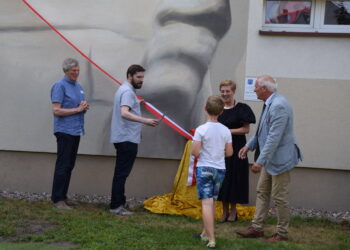 Wielki mural z Arkadym Fiedlerem