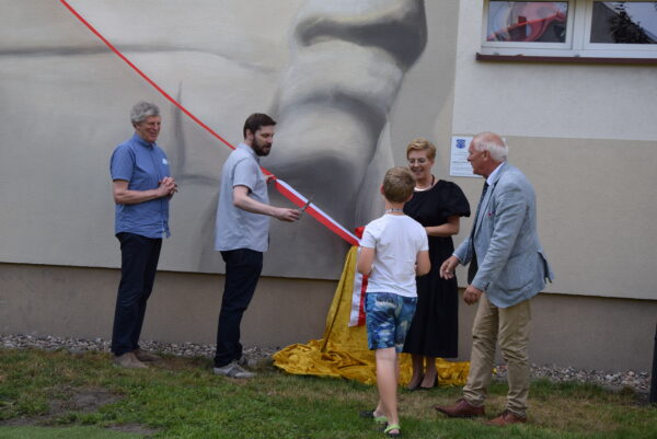 Wielki mural z Arkadym Fiedlerem