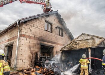 Ogień w zakładzie stolarskim