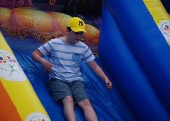 Rodzinna zabawa przy dobrej pogodzie