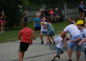 Rodzinna zabawa przy dobrej pogodzie