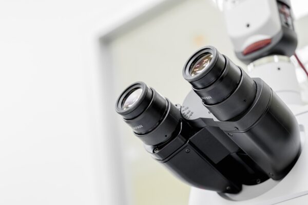 Wysokiej klasy sprzęt optyczny pod… mikroskopem!