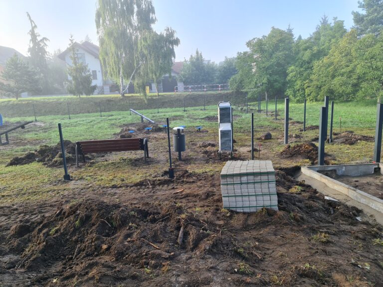 Trwa budowa placu zabaw dla psów