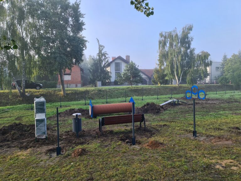 Trwa budowa placu zabaw dla psów