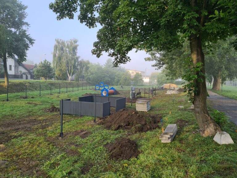 Trwa budowa placu zabaw dla psów