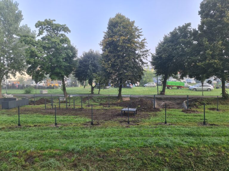 Trwa budowa placu zabaw dla psów