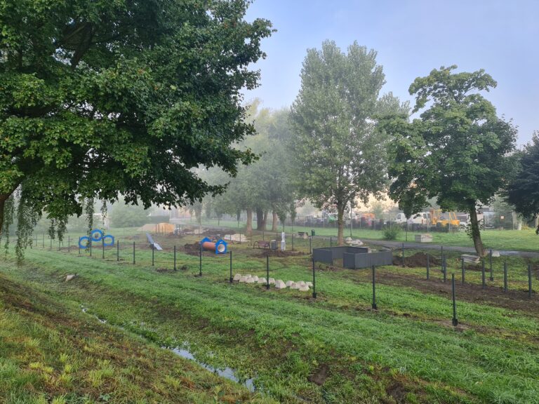 Trwa budowa placu zabaw dla psów