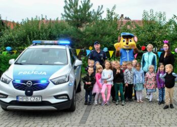 Dzielnicowy spotkał się z przedszkolakami