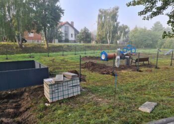 Trwa budowa placu zabaw dla psów