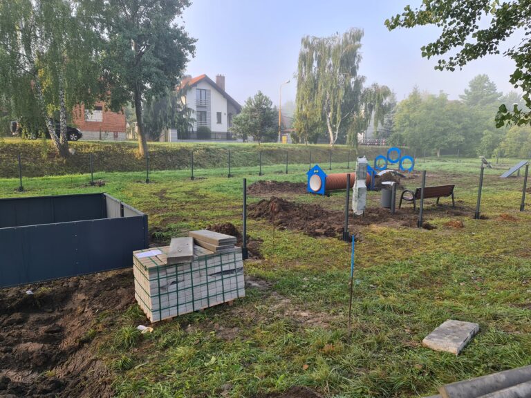 Trwa budowa placu zabaw dla psów