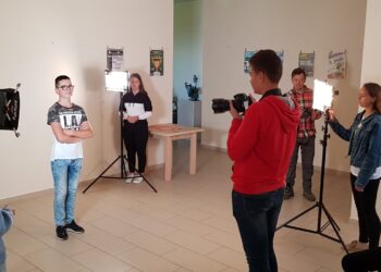 Młodzi adepci sztuki tworzenia obrazu