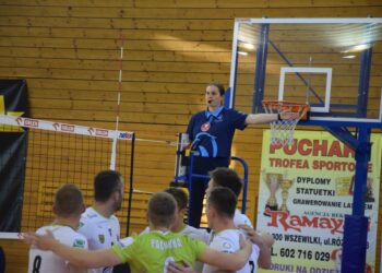 Gospodarze przegrali w trzech setach