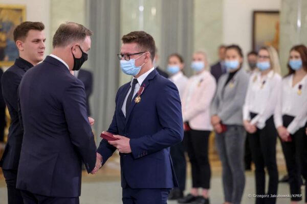 Konrad odznaczony Złotym Krzyżem Zasługi