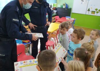 Mundurowi z wizytą u przedszkolaków