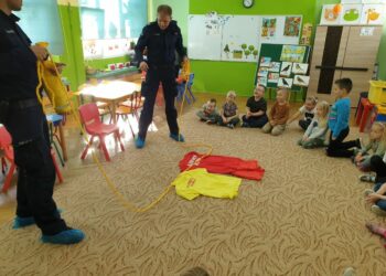 Mundurowi z wizytą u przedszkolaków