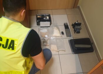 Zatrzymani za kradzież samochodu Zatrzymani za kradzież samochodu