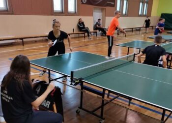 Drużynowa rywalizacja przy stołach