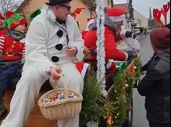 Świąteczny korowód z paczkami dla dzieci