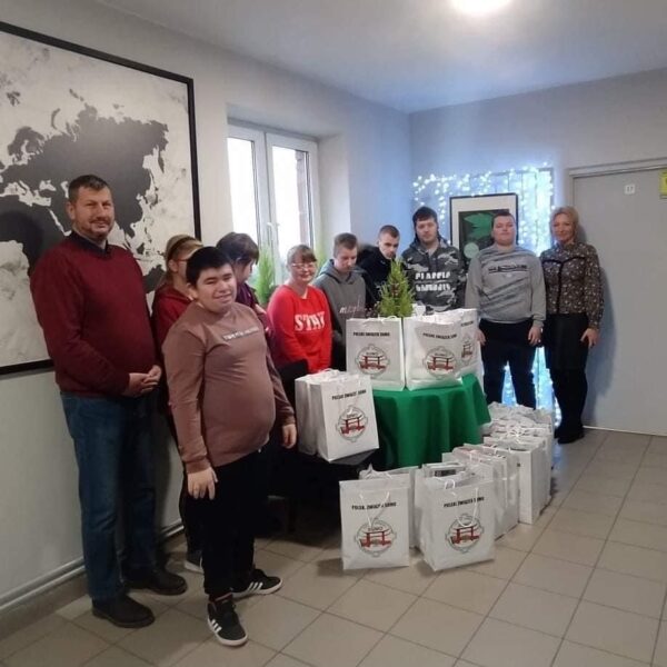 Uczniowie obdarowani prezentami