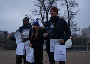 Ścigali się w lodowatej Brdzie