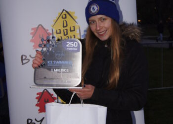 Ścigali się w lodowatej Brdzie