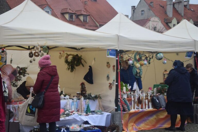 Bożonarodzeniowy jarmark z aspektem charytatywnym