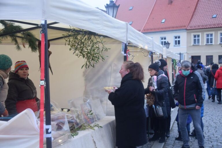 Bożonarodzeniowy jarmark z aspektem charytatywnym
