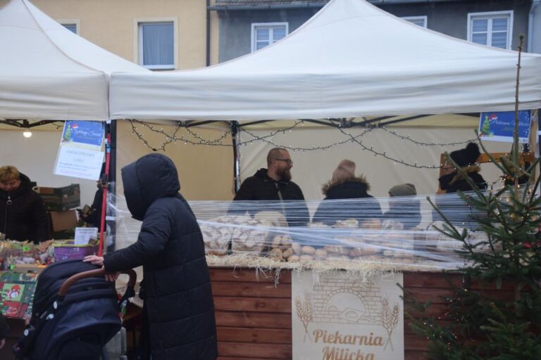 Bożonarodzeniowy jarmark z aspektem charytatywnym