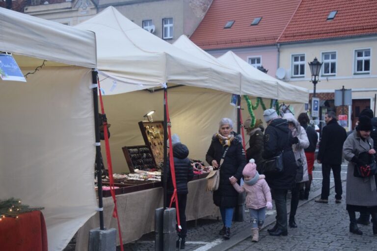 Bożonarodzeniowy jarmark z aspektem charytatywnym