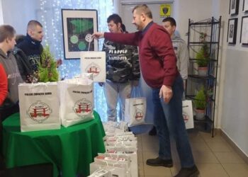 Uczniowie obdarowani prezentami