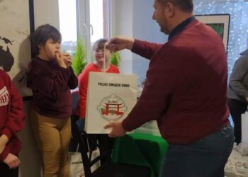 Uczniowie obdarowani prezentami