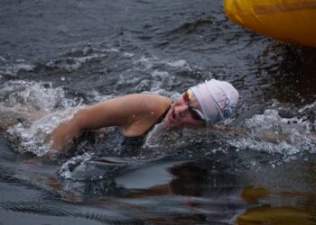 Ścigali się w lodowatej Brdzie