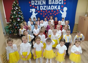 Dzieci wystąpiły dla babć i dziadków