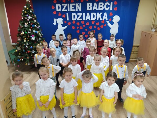 Dzieci wystąpiły dla babć i dziadków