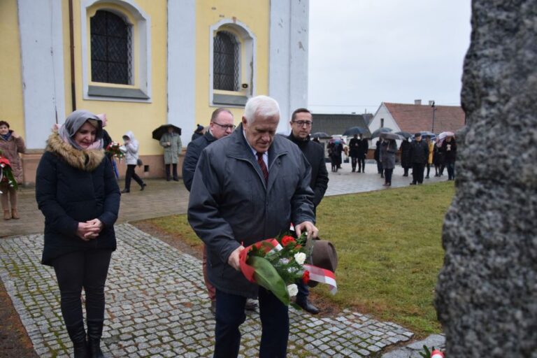 W hołdzie bohaterskim powstańcom wielkopolskim