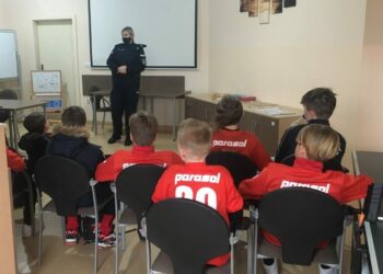 Policjantki z wizytą u młodych piłkarzy